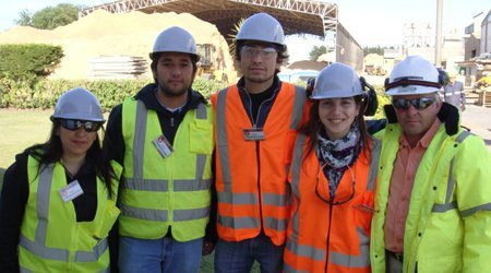 Equipo de trabajadores de Lanalhue con equipo de protección en terreno