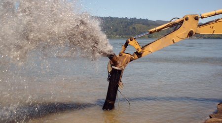 Excavadora trabajando en cauce de río