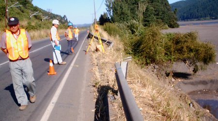 Trabajos de reparación en ruta con señalización