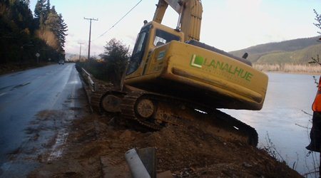 Excavadora de Lanalhue junto al agua