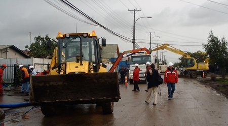 Bulldozer trabajando en calle durante la reconstrucción