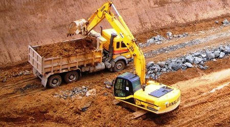 Excavadora cargando un camión tolva