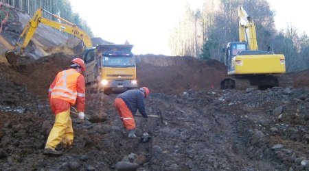 Cuadrilla y maquinaria en faena de excavación