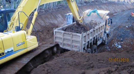 Excavadora cargando material a camión