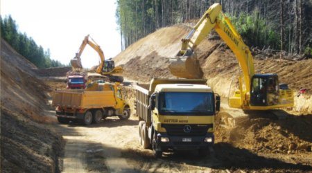 Movimiento de tierra con excavadoras y camiones