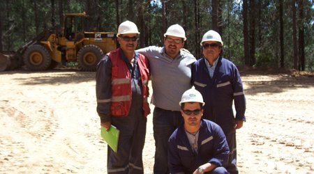 Equipo de Lanalhue junto a maquinaria en predio forestal