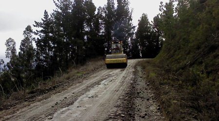 Rodillo compactando camino forestal