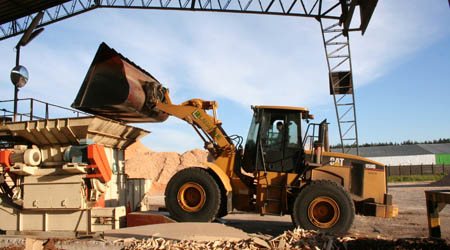Cargadores frontales alimentando la línea de producción