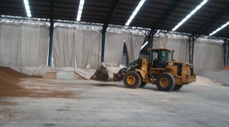 Cargador frontal trabajando entre maxisacos