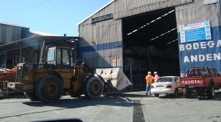 Maquinaria y personal en el recinto portuario