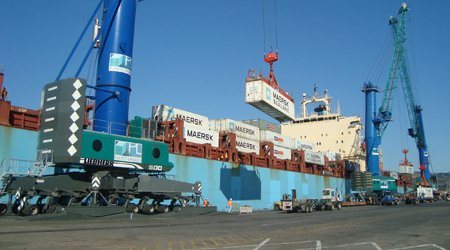 Buque siendo cargado en Puerto Lirquén
