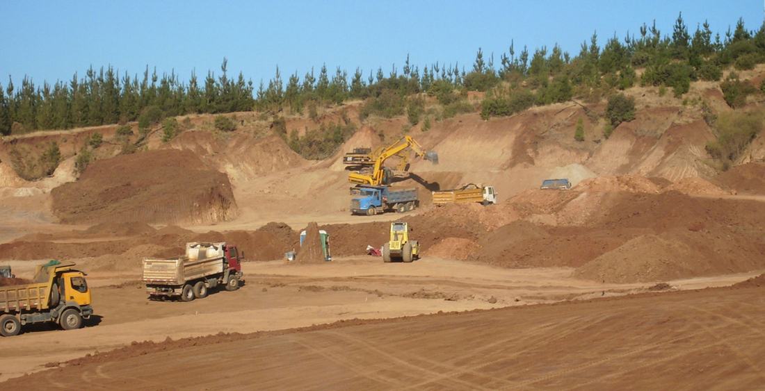 Excavadoras y camiones en una faena de movimiento de tierra